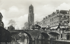 1671 Gezicht op de Oudegracht Tolsteegzijde te Utrecht met op de voorgrond de Hamburgerbrug en op de achtergrond de Domtoren.